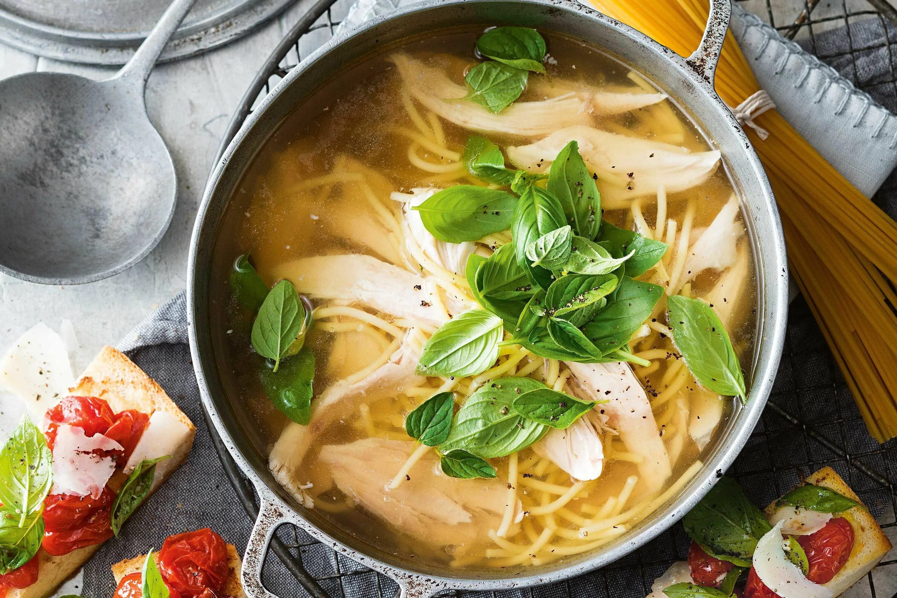 Куриный суп от шеф поваров. Куриный суп. суп лапша домашняя. куриный суп с лапшой. борщ с лапшой.