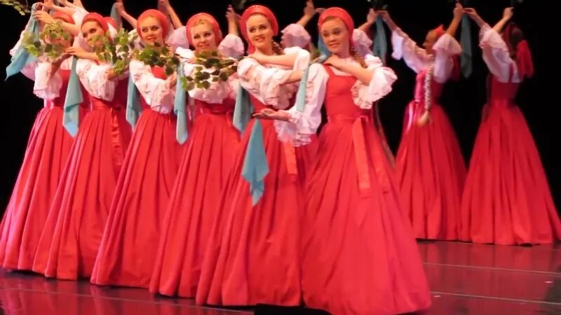 Плывущий шаг в ансамбле березка секрет. Шаг березки техника. Секрет походки ансамбля березка. Шаг березки. Шаг березки техника.