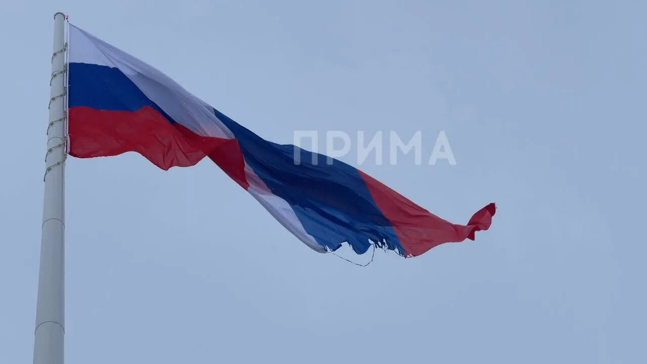 Древко для флага размеры. Флаг на николаевской сопке красноярск. Размер флага в красноярске. Флаг в красноярске самый большой. Флагшток красноярск на сопке.