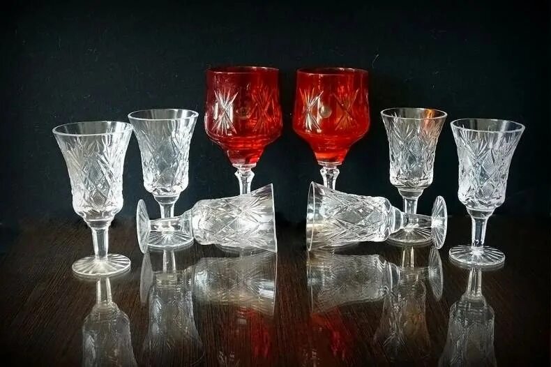 Хрустальные фужеры разных цветов. Разбитый стакан. Бой хрусталя. Хрустальные бокалы. Дятьковский хрусталь совмин.