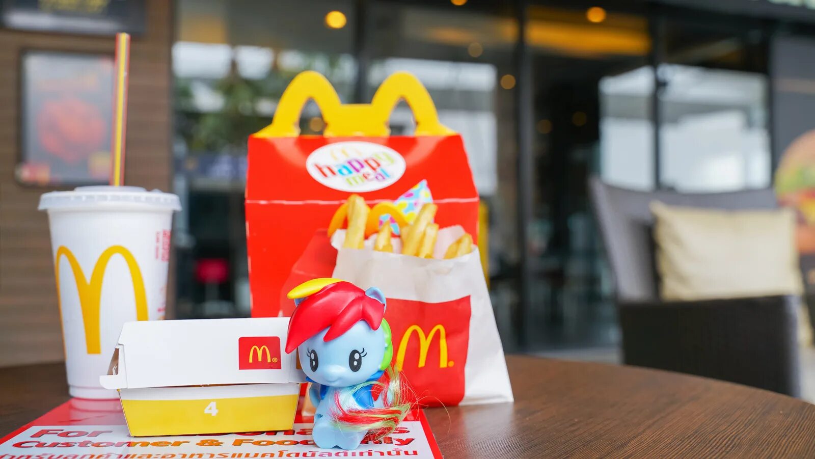 Рекламу хэппи мил макдональдс. Макдональдс happy meal. mcdonald&#039;s хэппи милы. игрушечный макдональдс. хэппи мил фото.