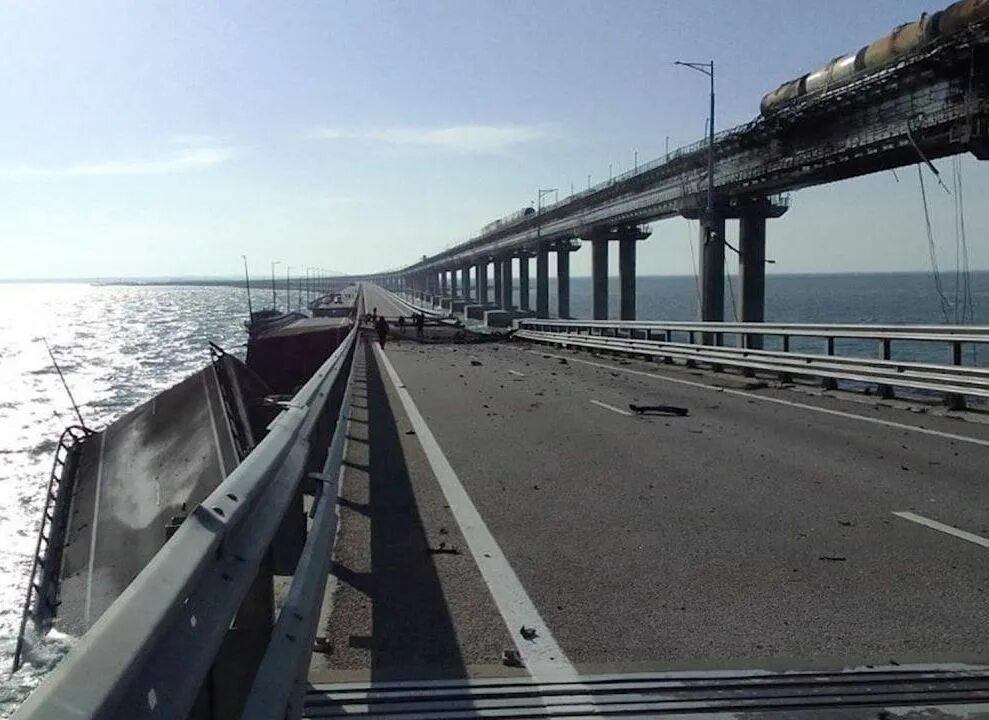 Крымский мост взорвали 2022. Хуснуллин Крымский мост. Мост через Керченский пролив. Крымский мост 8 октября 2022.
