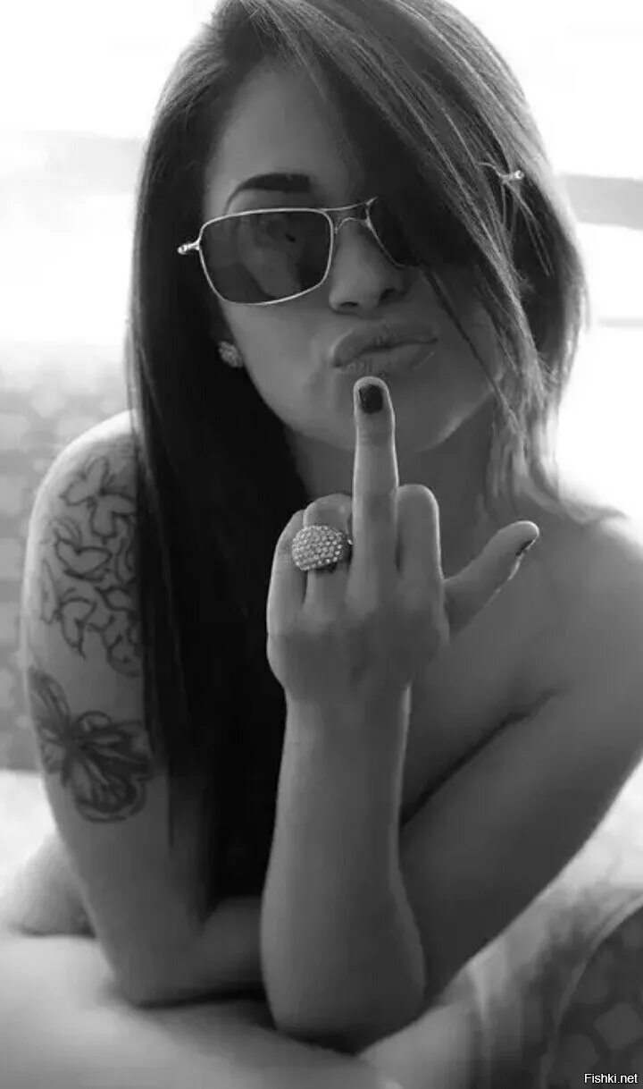 Finger girl. Finger girl. Средний палец. Девушка жесты. Ладонь девушки.