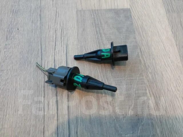 Датчик температуры воздуха mazda capella. Датчик температуры воздуха мазда. Датчик температуры воздуха мазда. Датчик температуры наружного воздуха мазда сх7. Мазда 3 датчик температуры наружного воздуха.