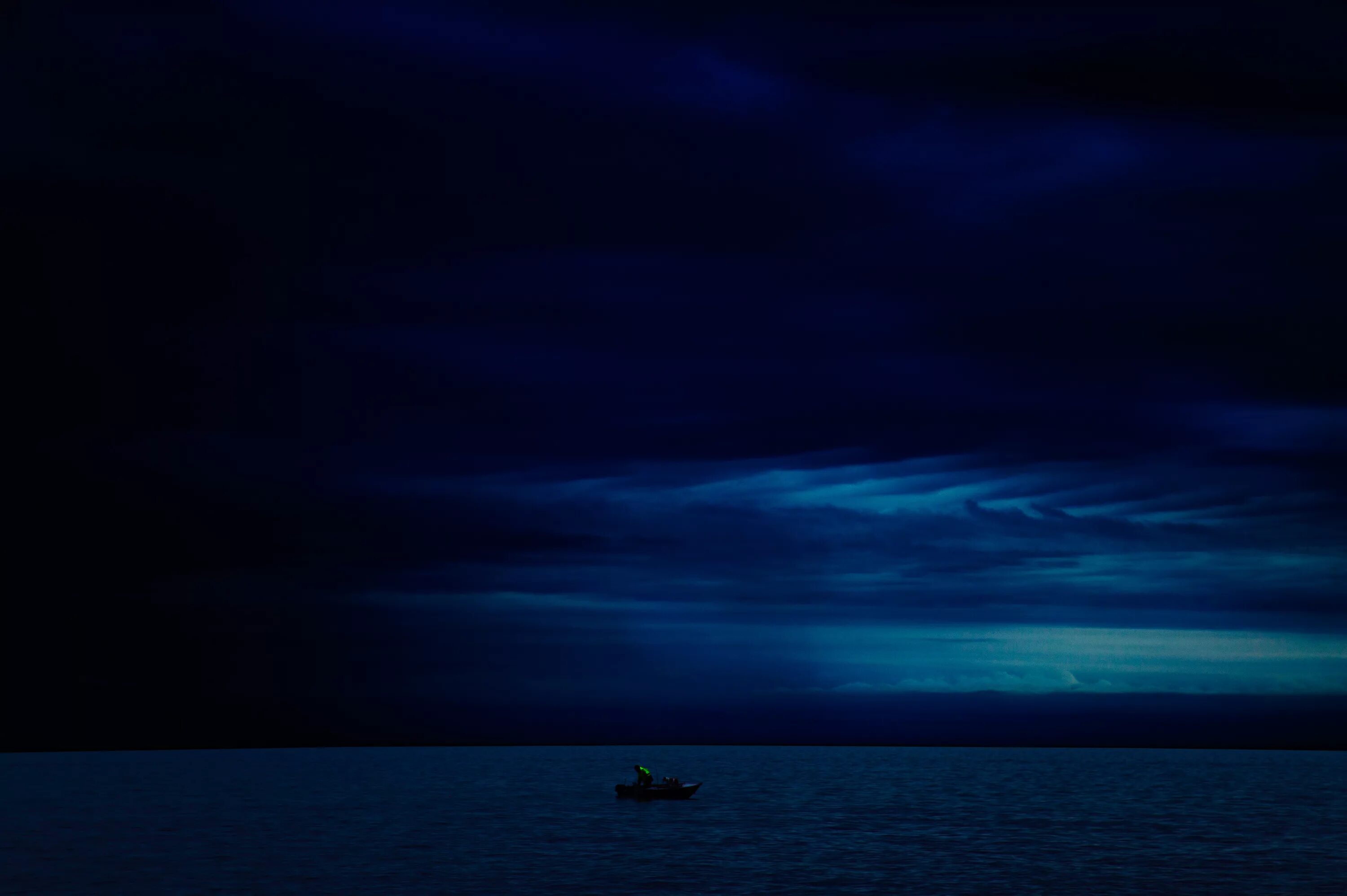 Черный день синяя ночь. Темное море. Ночное море. Темное небо. Океан ночью.