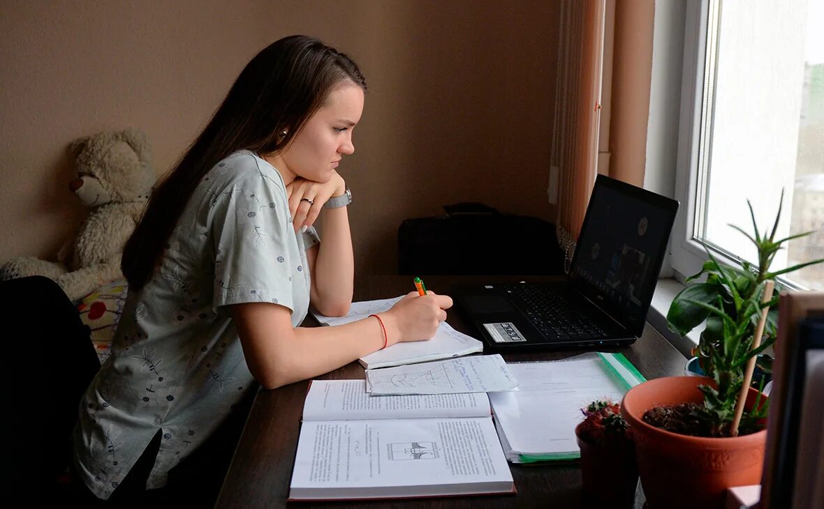Учеба на удаленке. Колледж дистанционно. Подросток за компом. Учеба на удаленке. Дистант студентов.