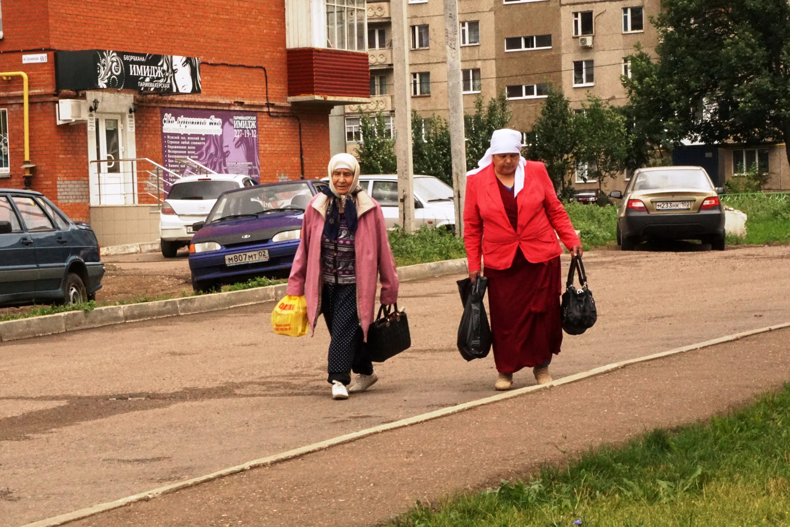 Лица прохожих. Удивленным прохожим. Удивленные прохожие. Удивленным прохожим. Прохожие удивленно смотрят на меня.