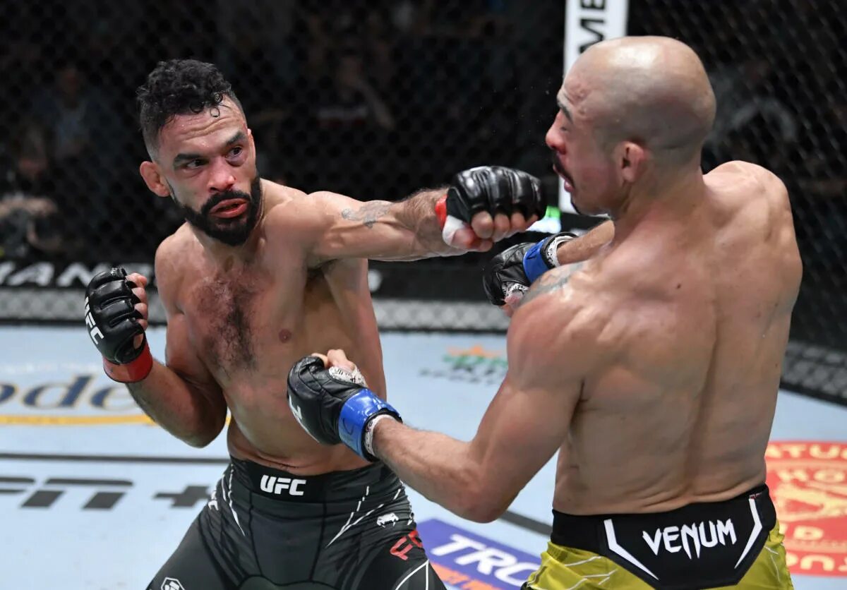 Роб фонт кайлер филлипс. Роб фонт боец. роб фонт гематома. rob font ufc. роб фонт лицо после боя.