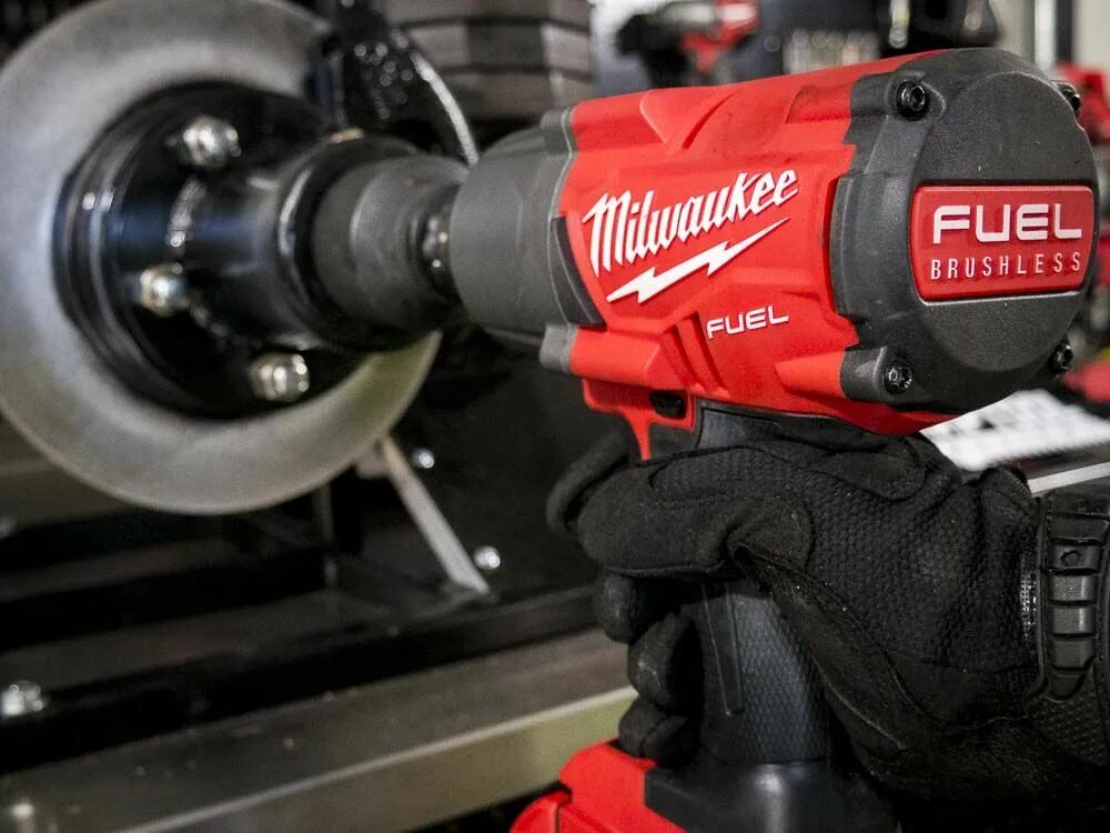 Самый мощный инструмент. Ударный гайковерт аккумуляторный Milwaukee. Milwaukee Tool m18 2950-20. Гайковерт Milwaukee m18 угловой. Фрезер Milwaukee m18.