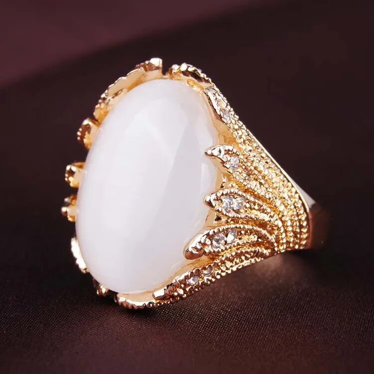 Золотые кольца с лунным камнем 585. Кольцо белый опал золото Винтаж. Кольцо с крупным овальным камнем. Изящное кольцо с камнем.