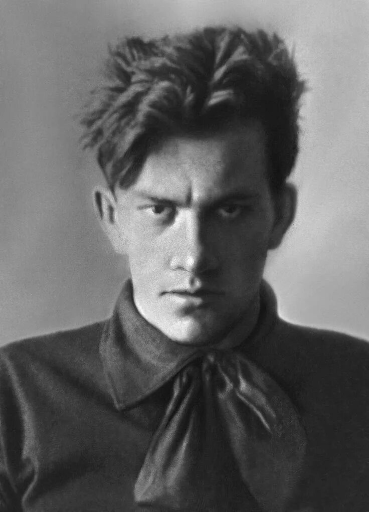 Владимир владимирович маяковский молодой. Владимир маяковский. Владимир маяковский молодой. Владимир маяковский в молодости. Владимир маяковский молодой.