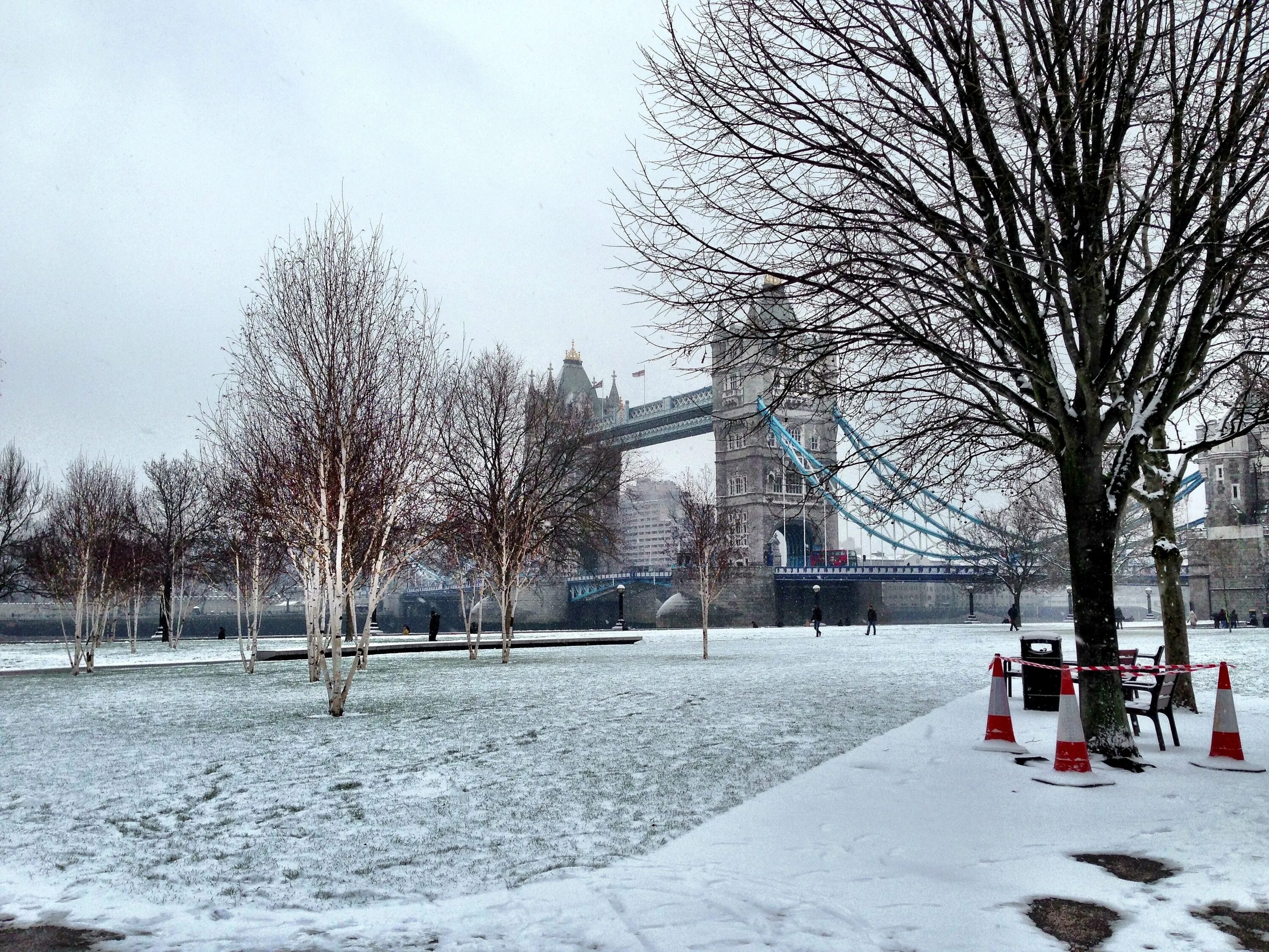 Nick visited london last winter. Биг бэн зимой. Nick visited london last winter. Лондон зимой. Зима в британии.
