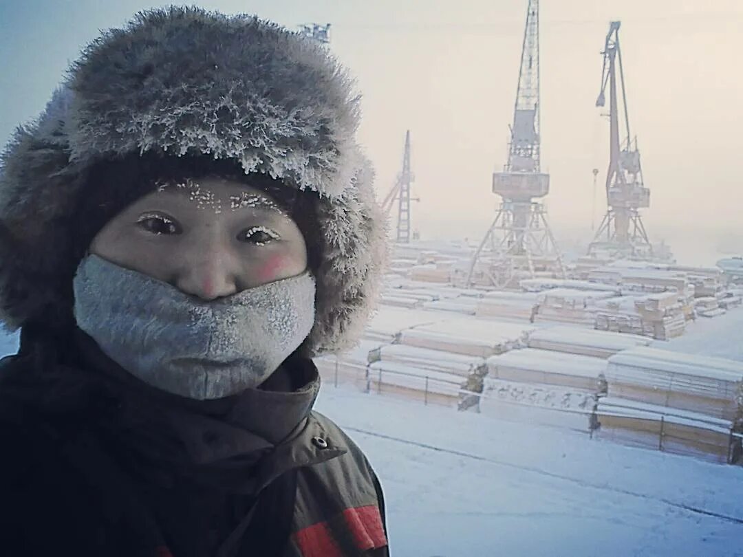 Оймякон полюс холода. Якутск зимой люди. Почему в якутии так холодно. Верхоянск и оймякон. Почему в якутии так холодно.