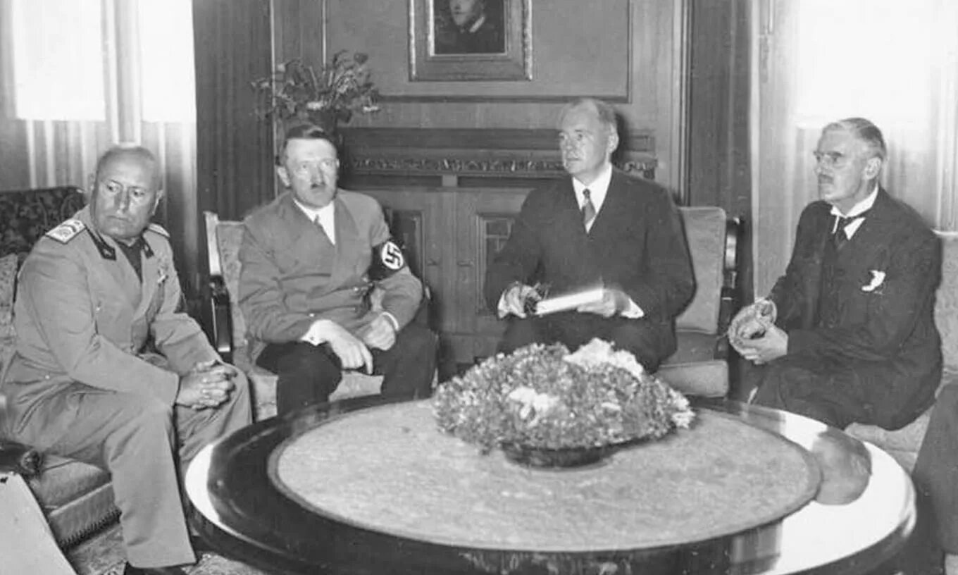 Мюнхен 1938 гитлер чемберлен даладье. Аншлюс австрии 1938. В 1938 году состоялось. Присоединение австрии к германии в 1938. Ягода нарком нквд.