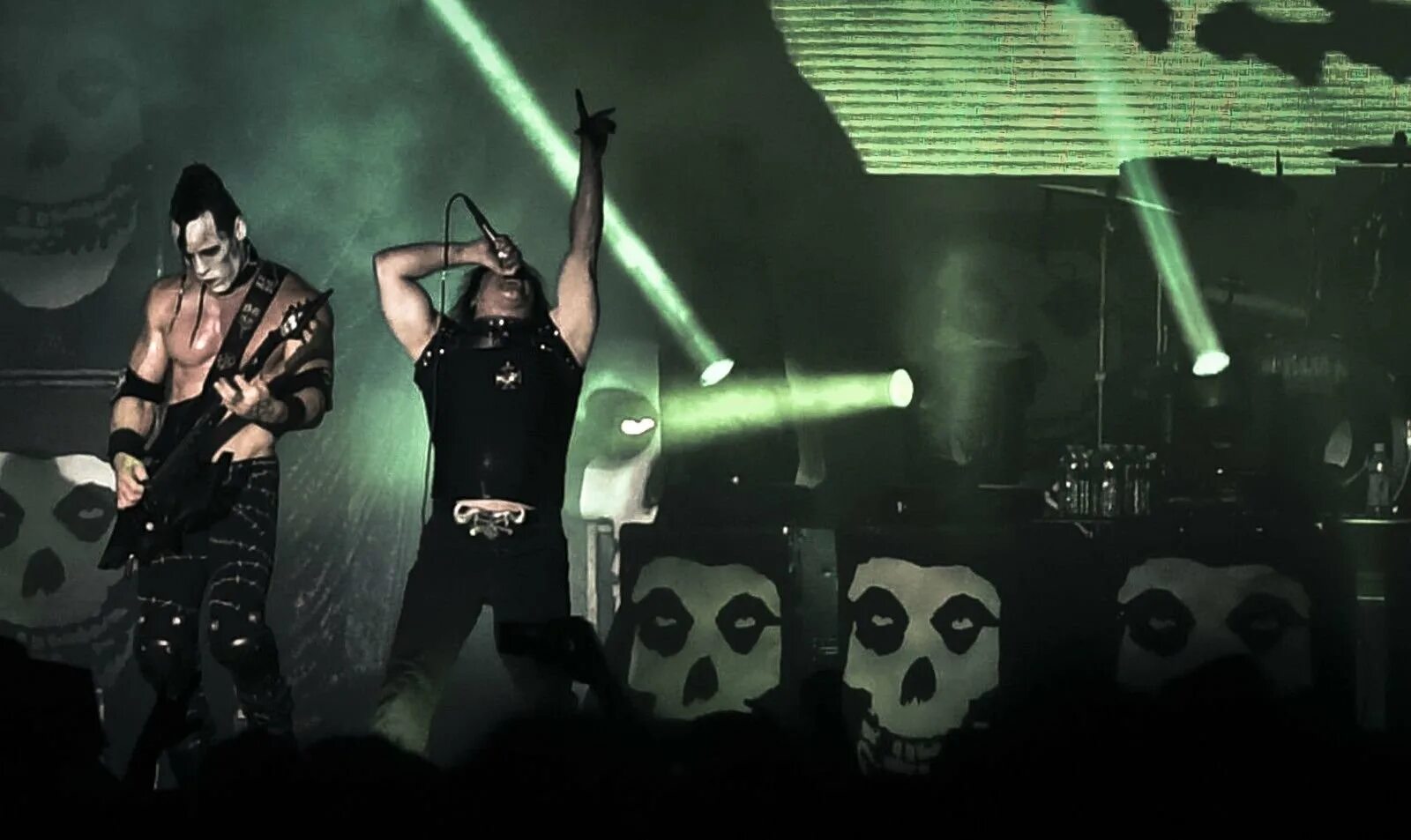 Гленн данциг dig up her bones. Мисфитс dig up her bones. Dig up her. Мисфитс dig up her bones. Misfits группа 2020.