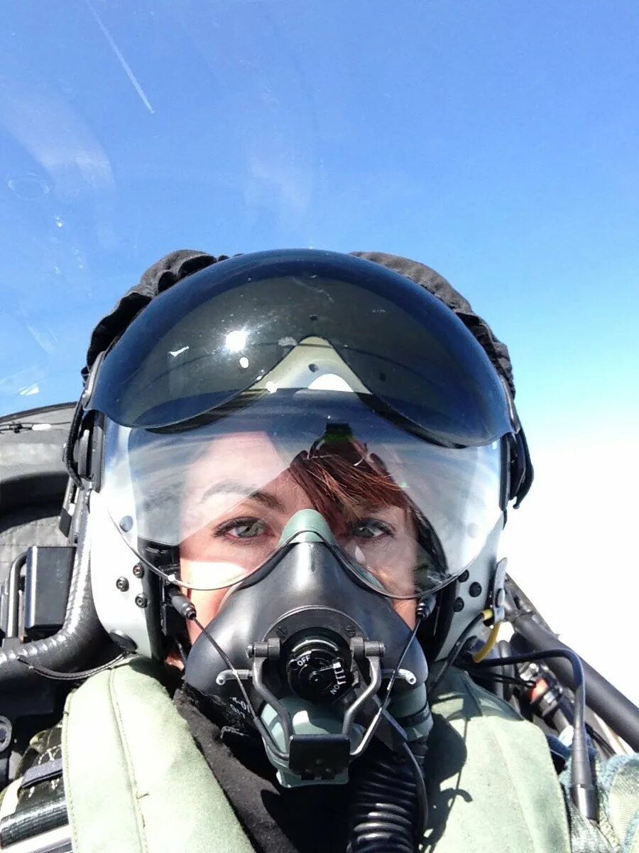 Пилот f15. Шлем лётчика. Военный летчик истребитель. Пилот истребителя usaf. Шлем пилота су-34.