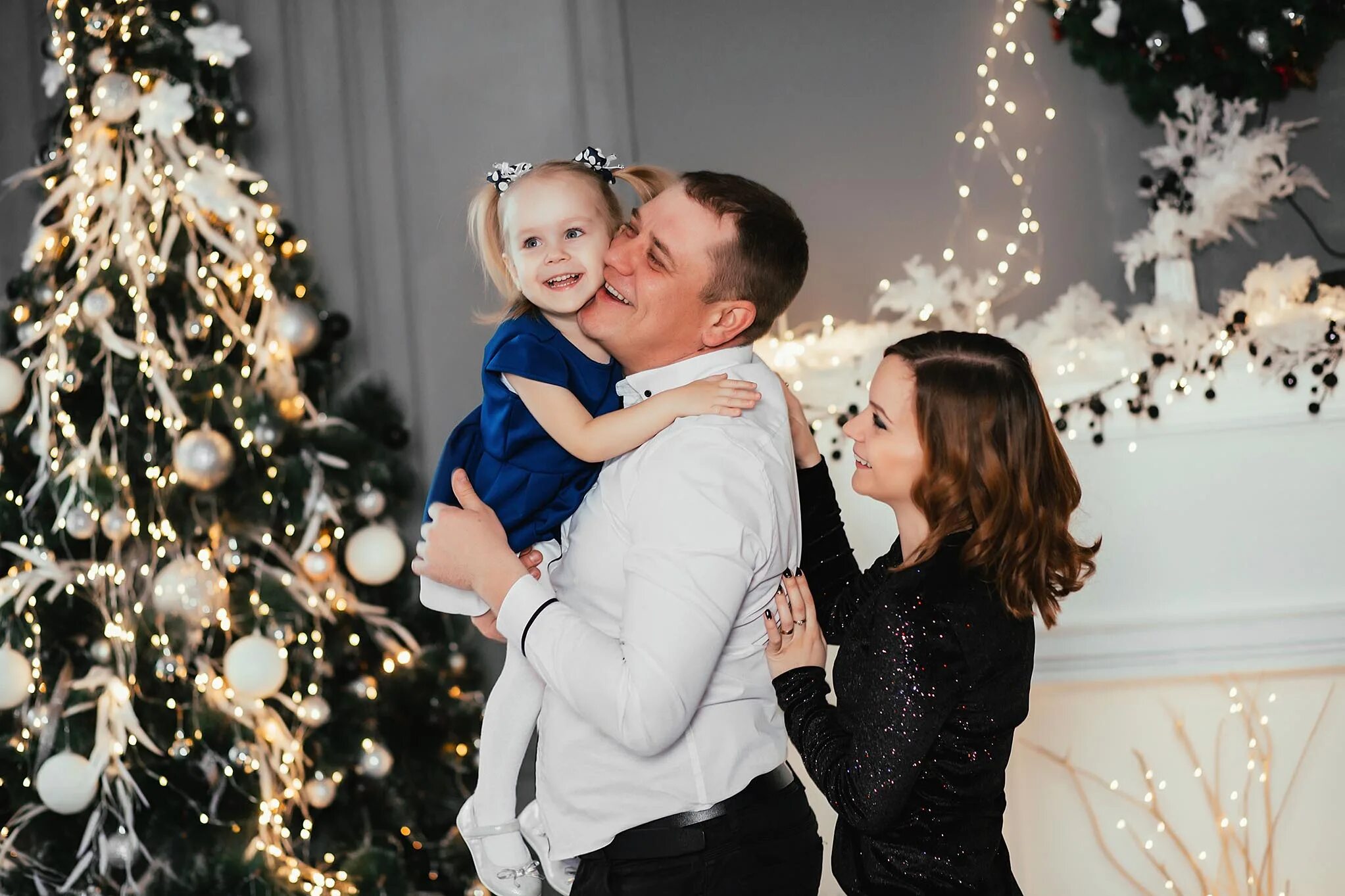 семейная фотосессия в студии. новая семья. семейная фотосессия новый год. новогодняя фотосессия семейная 2022. новогодняя семейная фотосессия в студии.