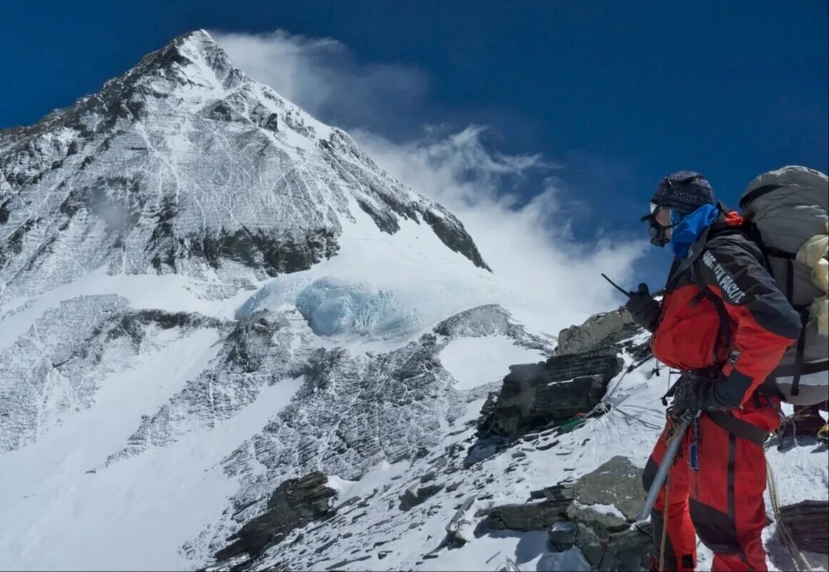Вершина время работы. Эверест Джомолунгма альпинисты. Альпинист восхождение на Эверест. Шон Шварнер.