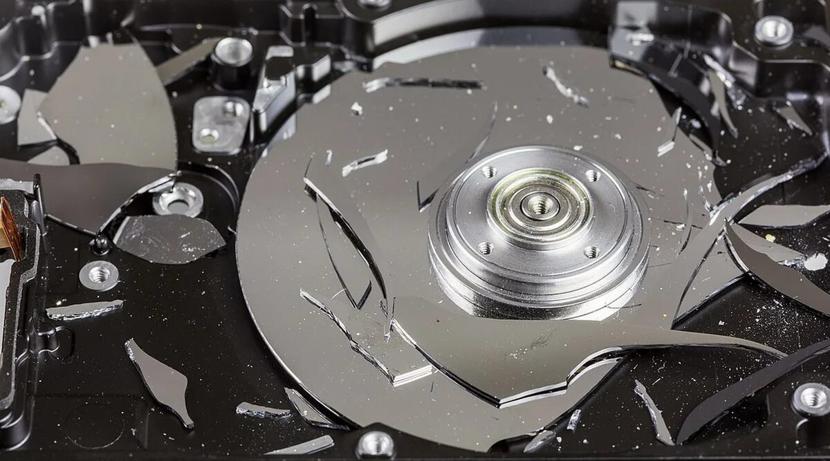Разбитый диск. Разбитый HDD. Сломанный жесткий диск. Поврежденный жесткий диск. Уничтожитель жестких дисков.