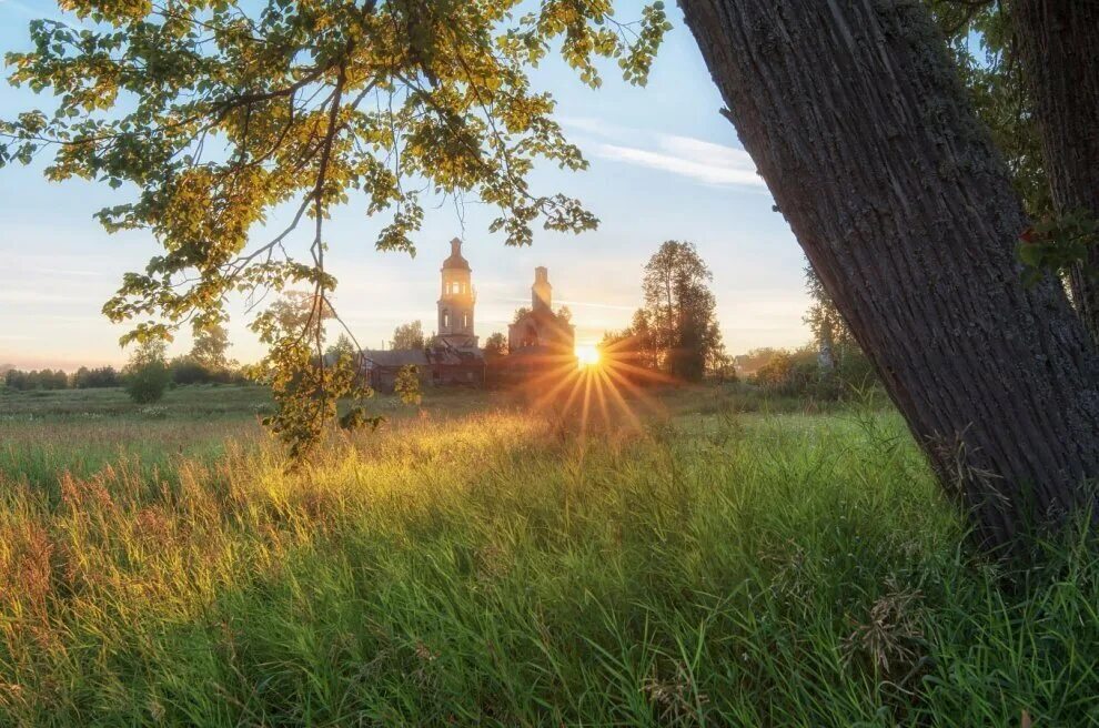 Утренний рассвет. Восход в поле. Храм в поле. Солнце над россией. Красота земли русской.