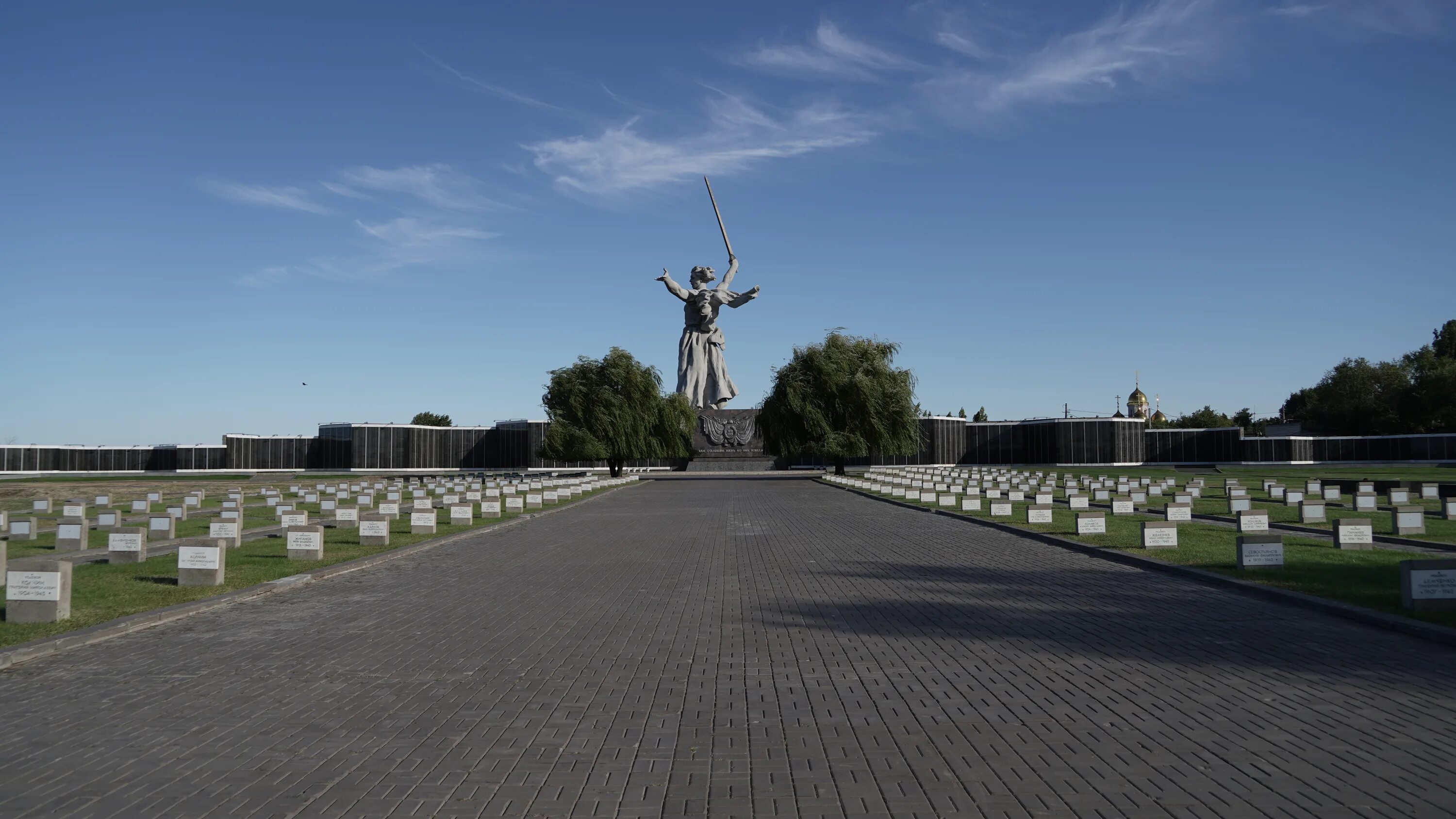 Высота 102.0 волгоград. Мемориальное кладбище на Мамаевом Кургане. Мемориальное кладбище советских воинов. Мемориальное кладбище Секешфехервар. Мемориальное кладбище в Мытищах.