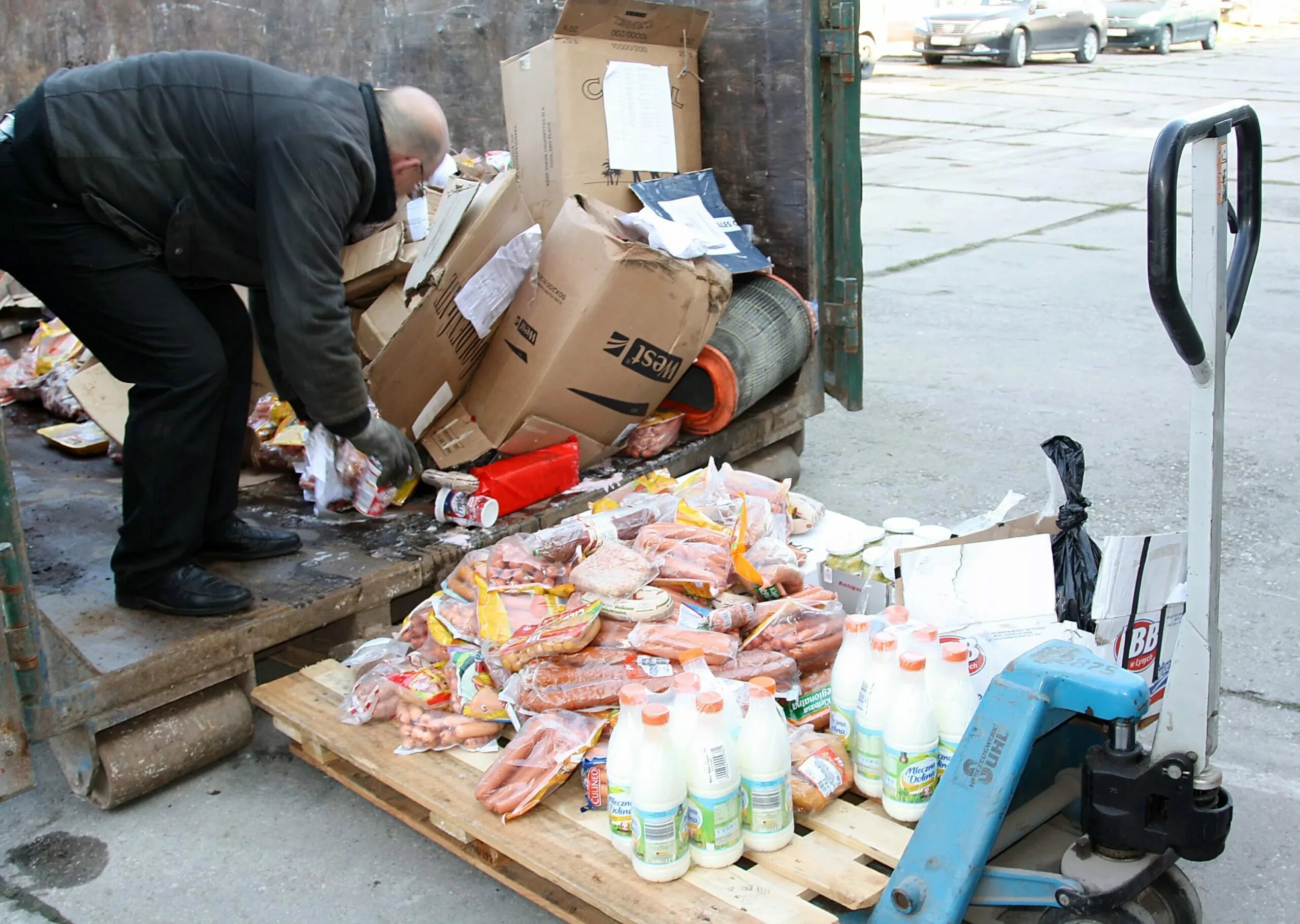 Прод про. Просроченные продукты. Продукты в мусорке. Еда в мусорке. Продукты на помойке.