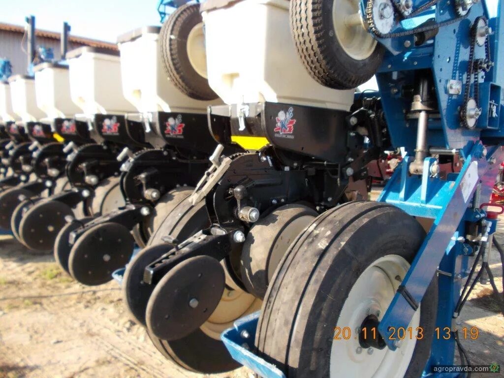 Сеялка Kinze-3600 16х70. Опорное колесо сеялка кинза 3600. Kinze 3605. Сеялка Kinze 3605.