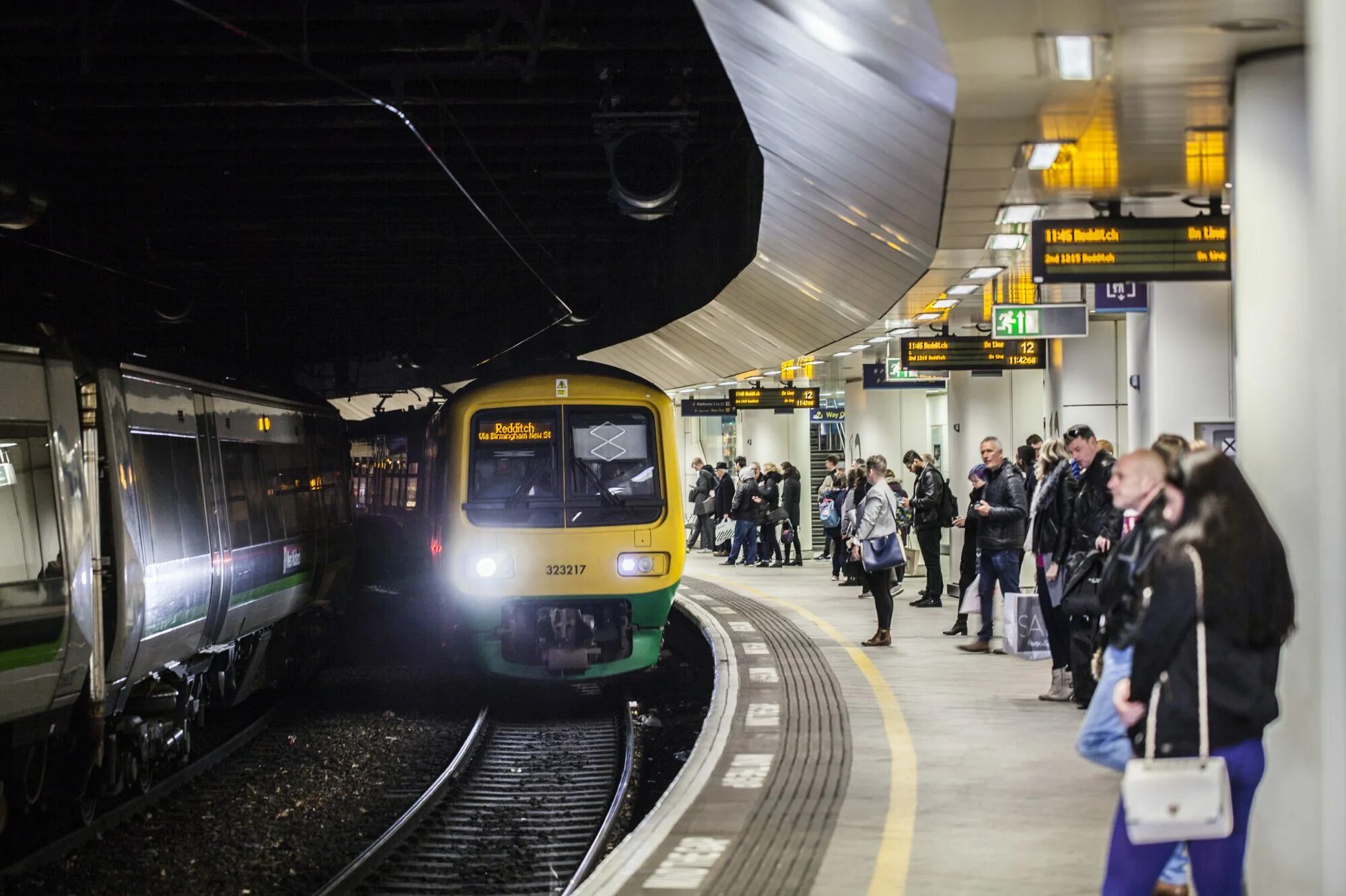 The Train arrives at Train Station. Train arrives to the Station. Arrived at the Train Station Train had left. At Station или on Station. We arrive to london