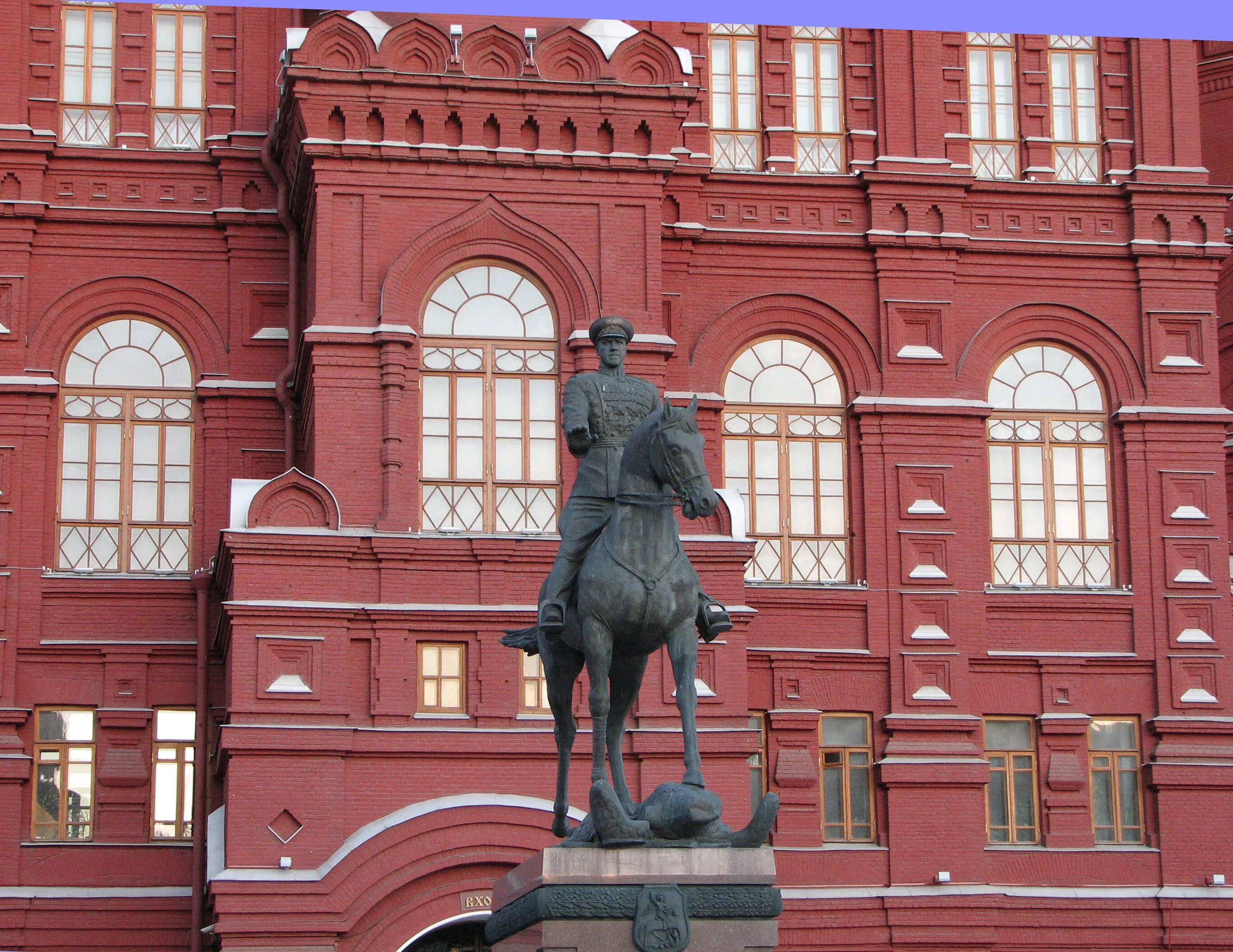 Памятник маршалу жукову в москве. Памятник георгию константиновичу жукову. памятник жукову в москве на красной площади. памятник маршалу жукову в москве на красной площади скульптор. исторический музей памятник жукову.