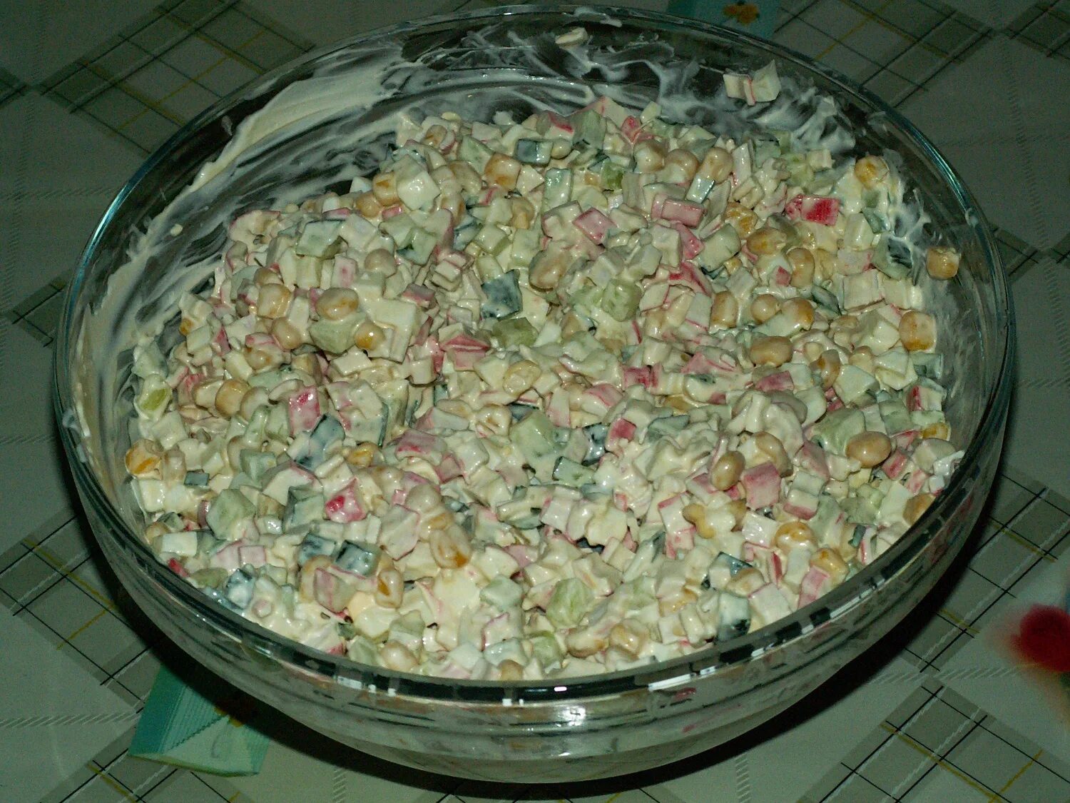 Крабовые с солеными огурцами. Салат из крабовых палочек с огурцом. Крабовые палочки "крабовый дюшес". Салат с крабовыми палочками и огурцом и яйцом. Салат из крабовых палочек с соленым огурцом.