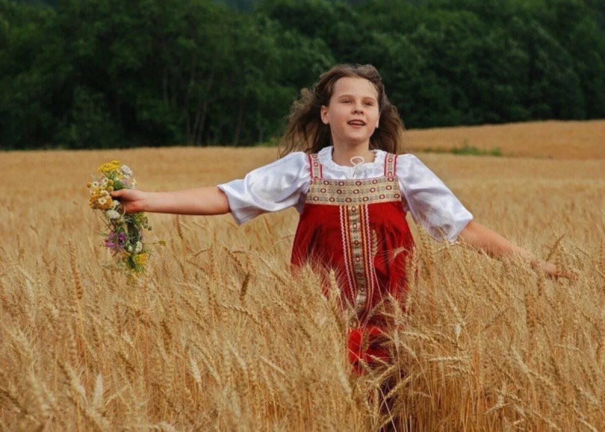 Славянские дети. Дети народные костюмы поле. Славянские дети в поле. Русские девушки в поле.