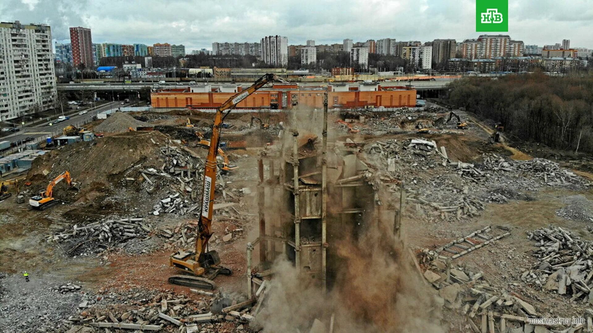 Демонтаж объектов нзс. Как сносят пятиэтажные дома экскаватора. Незаконная стройка. Вичуга 12 этажный дом расселение аварийного жилья. Трущобы в центре одессы.
