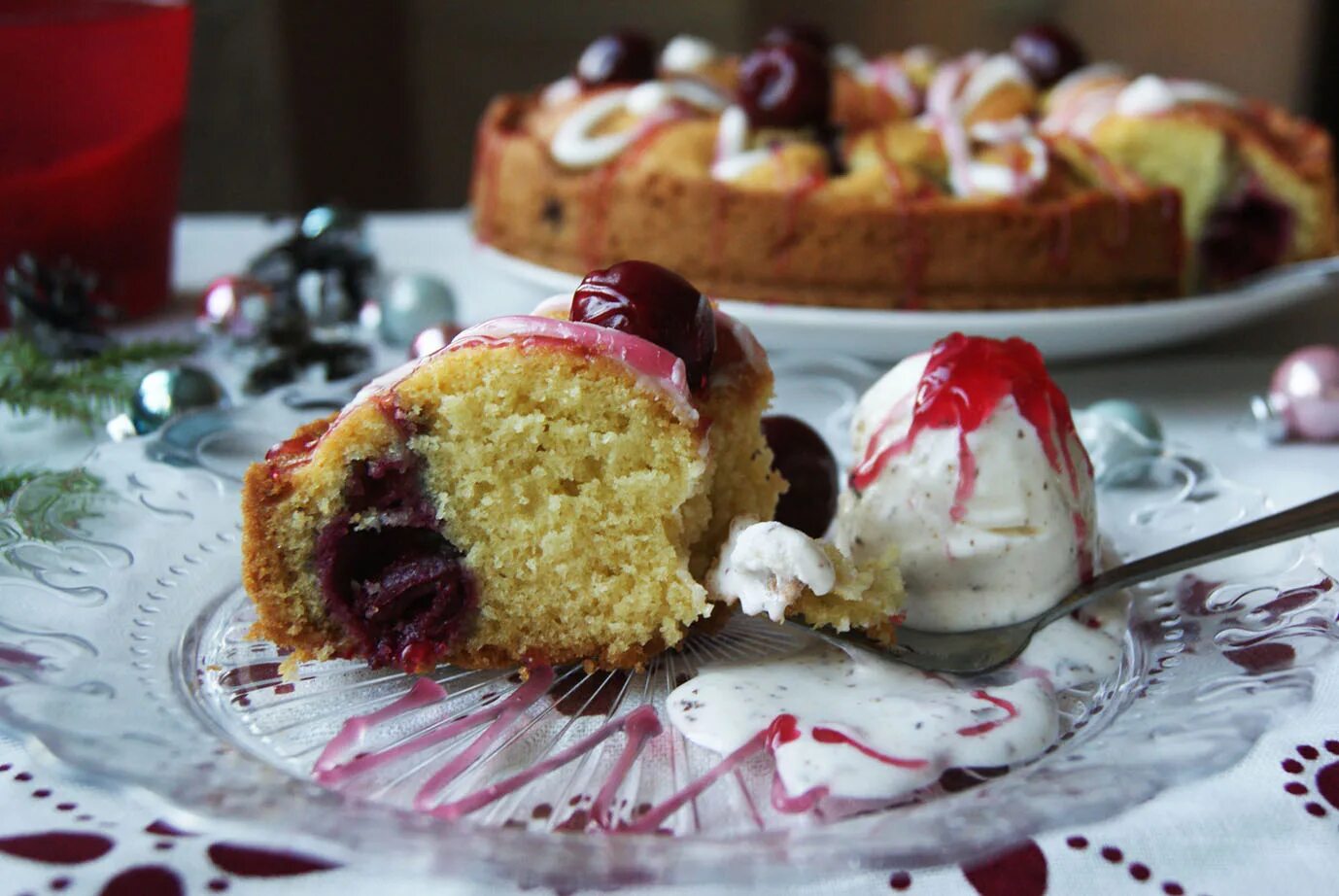 Творожный кекс с вишней. Запеченные сладости. Кекс на кефире с вишней. Кекс с вишней. Кекс с изюмом.