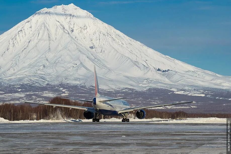 Петропавловск камчатский аэропорт вылета сегодня. Аэродром Петропавловск-Камчатский Елизово. Елизово вулкан. Елизово аэропорт Елизово. Камчатский край Елизово аэропорт.