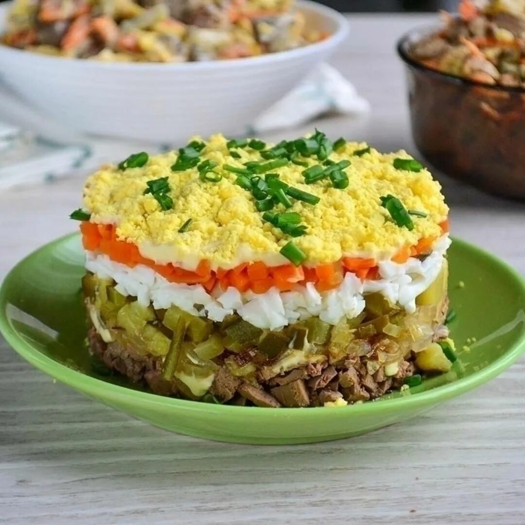 салат с куриной печенкой и солеными огурцами. салат с корейской морковью и огурцом. салат мельник с грибами и курицей. слоёный салат с курицей и солеными огурцами. салат с сердечками куриными и солеными огурцами.