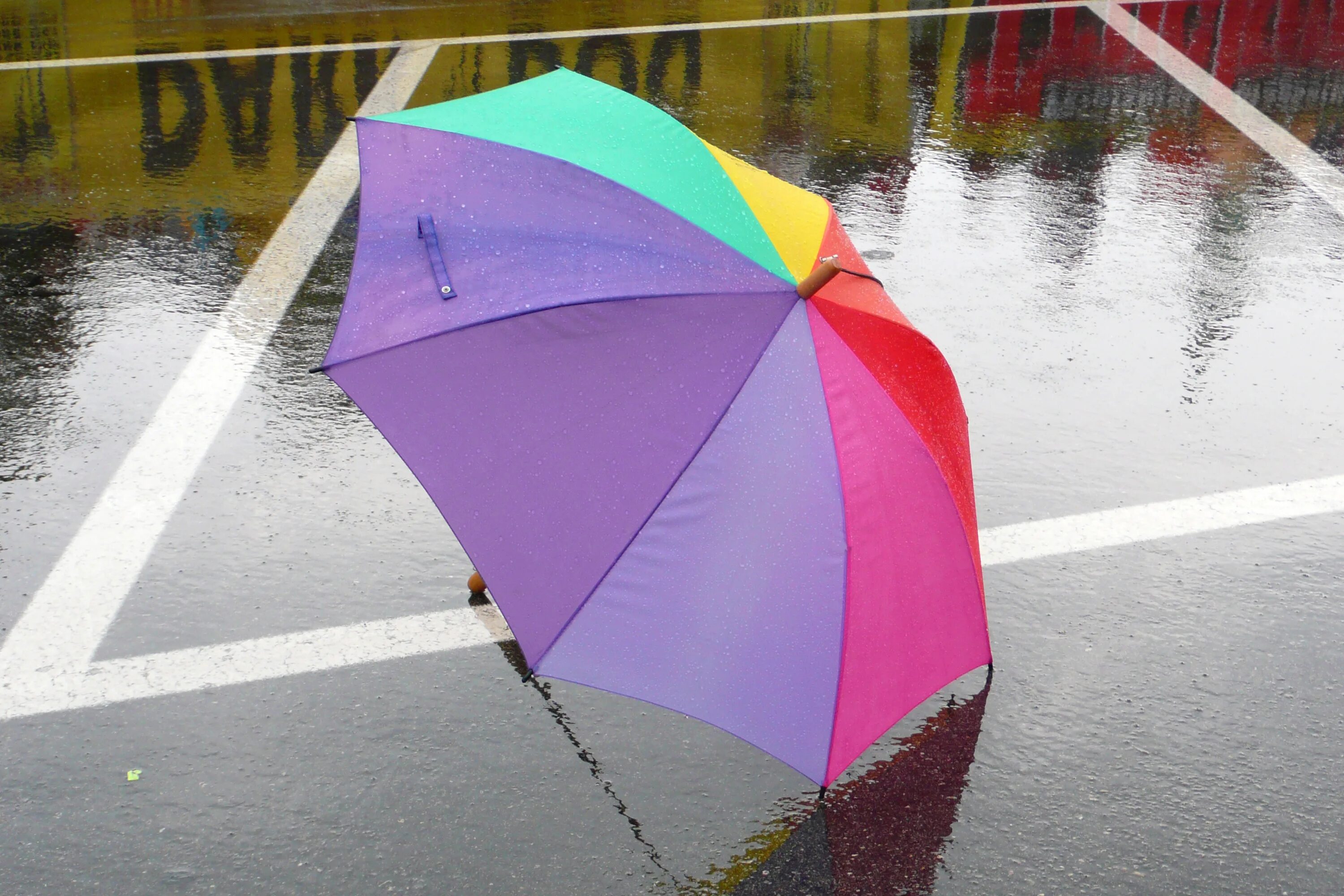 Мокрый зонт. Летний зонтик. Дождевой зонт. Дождь зонтик. Сколько лет зонтику
