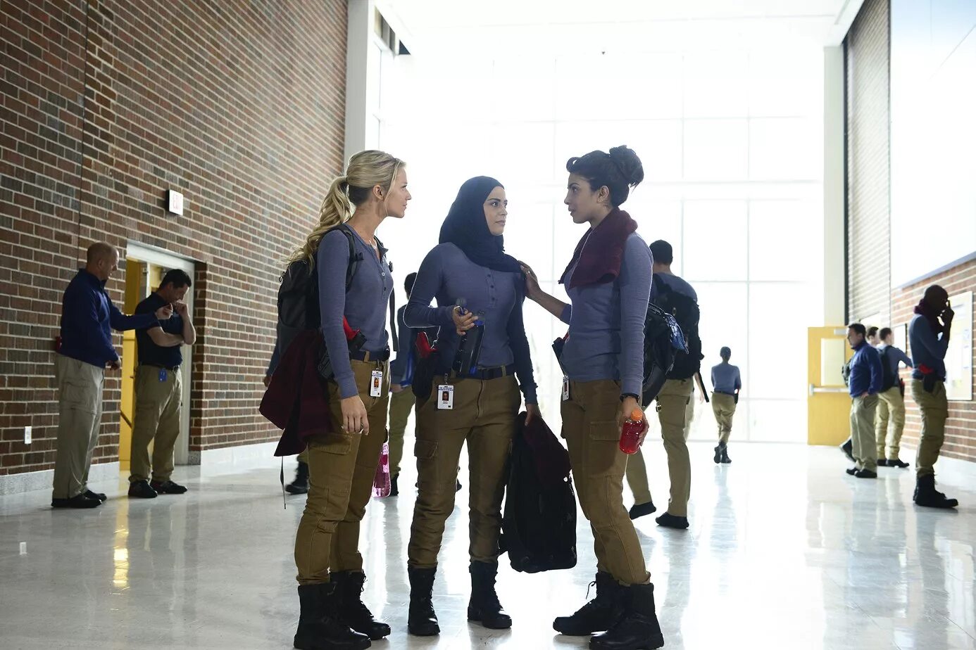 Квантико сериал. Шесть совершенно. Девять незнакомых людей сериал. Six degrees. Шесть совершенно.