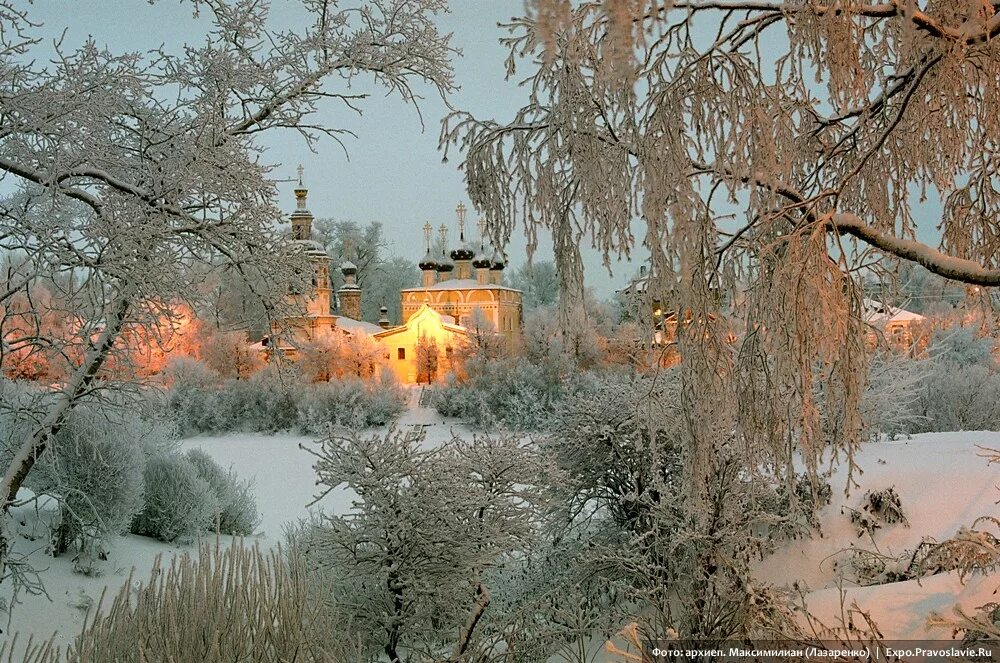 Православного зимнего доброго утра. Зимний пейзаж с храмом. Зимний пейзаж с Церковью. Зимний день. Морозное утро в деревне.