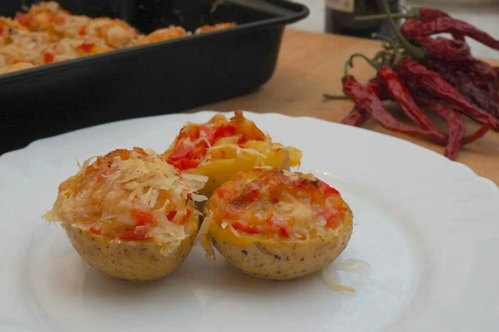 Быстрый ужин из фарша и картофеля. Фарш с картошкой и морковкой. Морковь фарш лук тесто в мантоварке. Картошка с фаршем в духовке. Картошка морковка фарш.