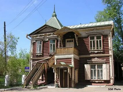 Деревянное здание в городе