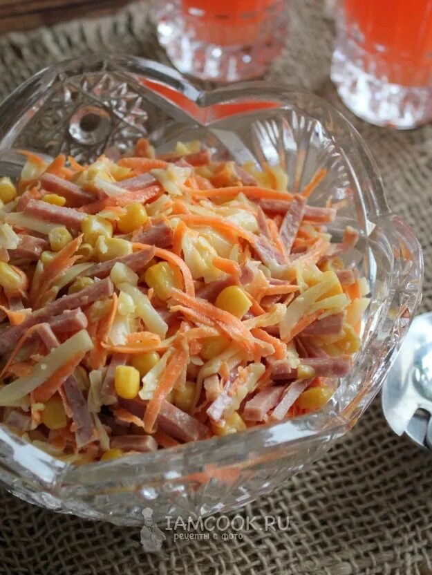 Салат с морковкой по корейски и сухариками. Салат обжорка с колбасой и сухариками и корейской морковкой. обжорка с копченой колбасой. салат обжорка с копченой колбасой. салат обжорка с колбасой и корейской морковью и сухариками.