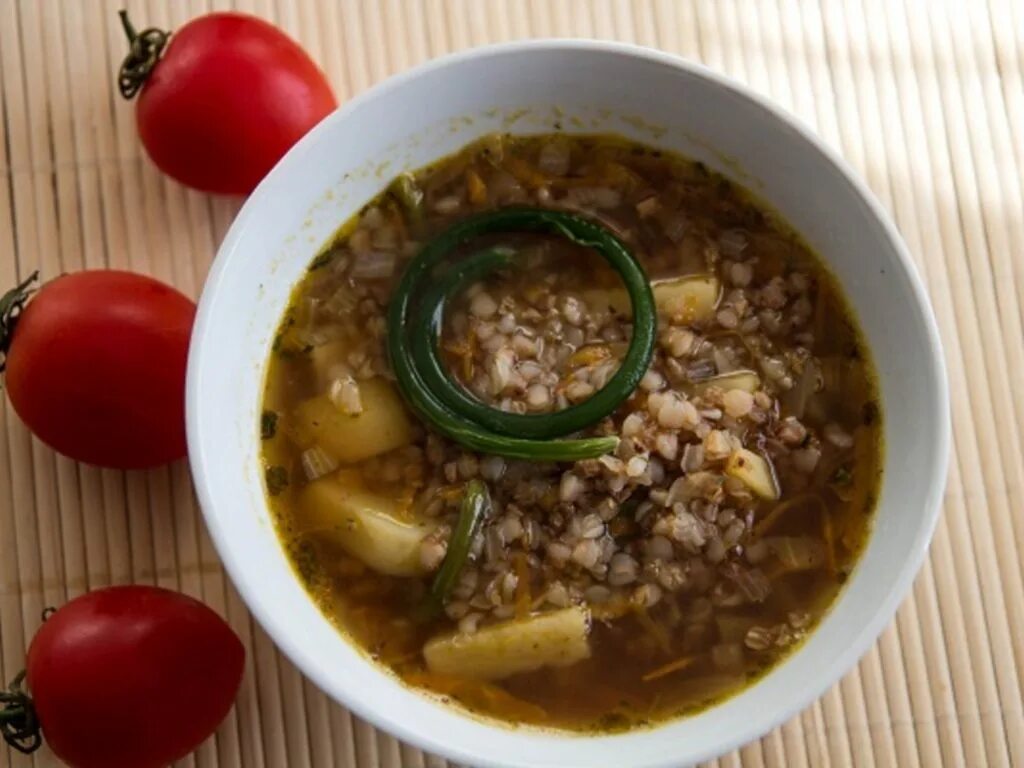 Суп гречневый с курицей и картошкой. Суп картофельный с гречневой крупой. Овощной суп с гречкой. Гречневый суп пюре. Суп с гречкой пошагово.