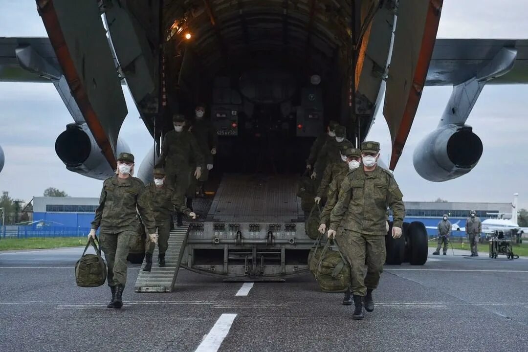 Военные медики РФ В Италии. Военный борт. Российские военные на аэропорту. Военный аэропорт вс РФ.