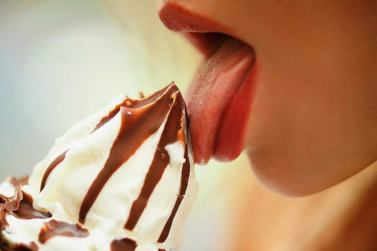 Губы мороженое. Девушка лижет мороженое. Губы мороженое. Губы и мороженое. Девушка облизывает мороженое.