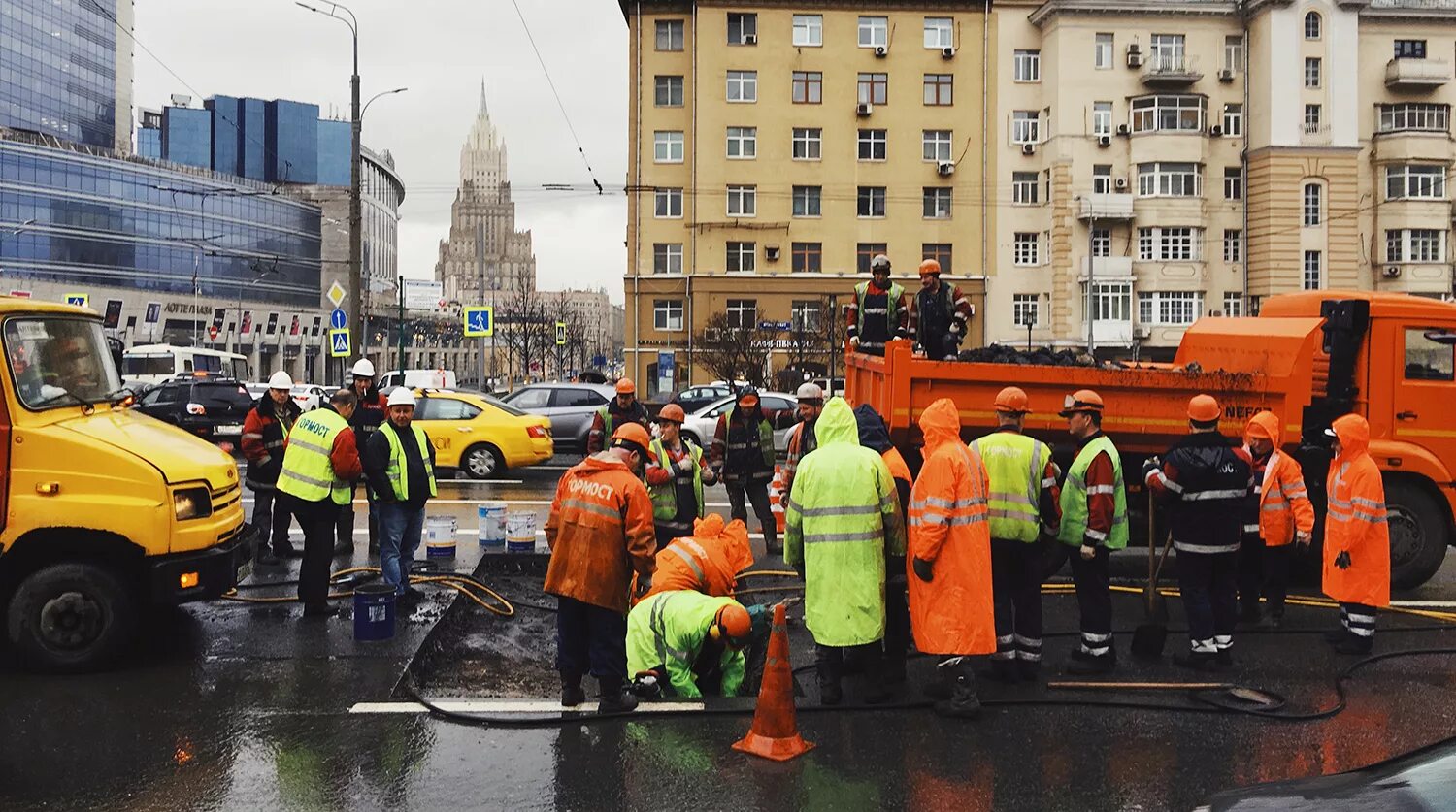 Что происходит сегодня реально. Провал грунта в москве сегодня. происшествия на новом арбате в москве.