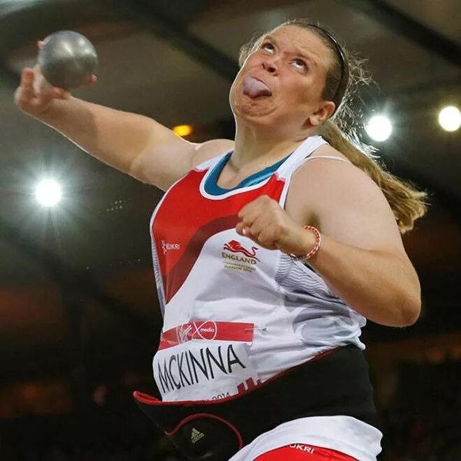 Метания ядра мужчины. Метания ядра мужчины. Метательница ядра. Метания ядра мужчины. Легкая атлетика метани ядра.