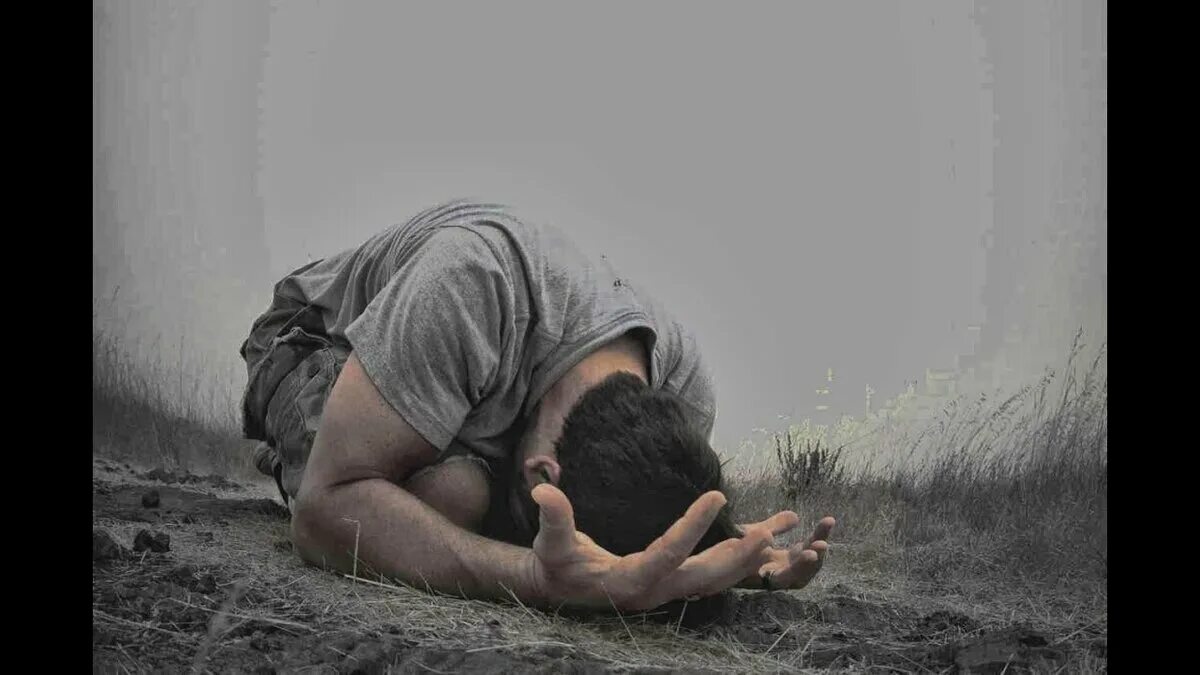 Мужчина страх. Человек мучающийся от головной боли. Сидит ноет. Агрессивный человек. Кайл риттенхаус стрелок кеноша.