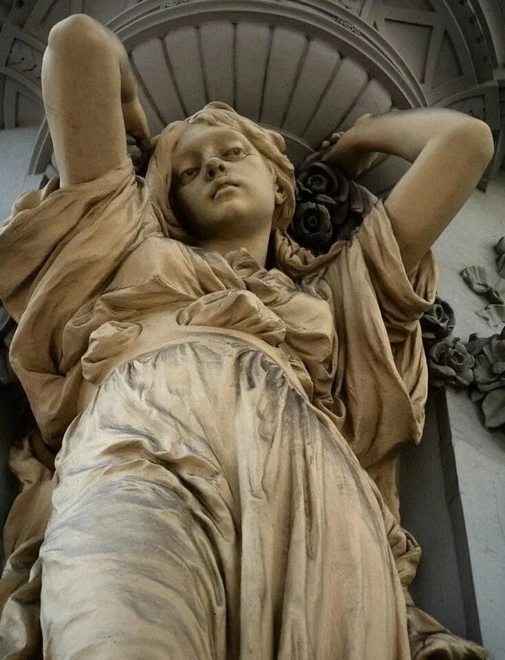 Статуи кариатиды. Скульптура Кариатида статуи женщин. Греческие статуи Кариатида. Кариатида скульптура Греция Атлант.