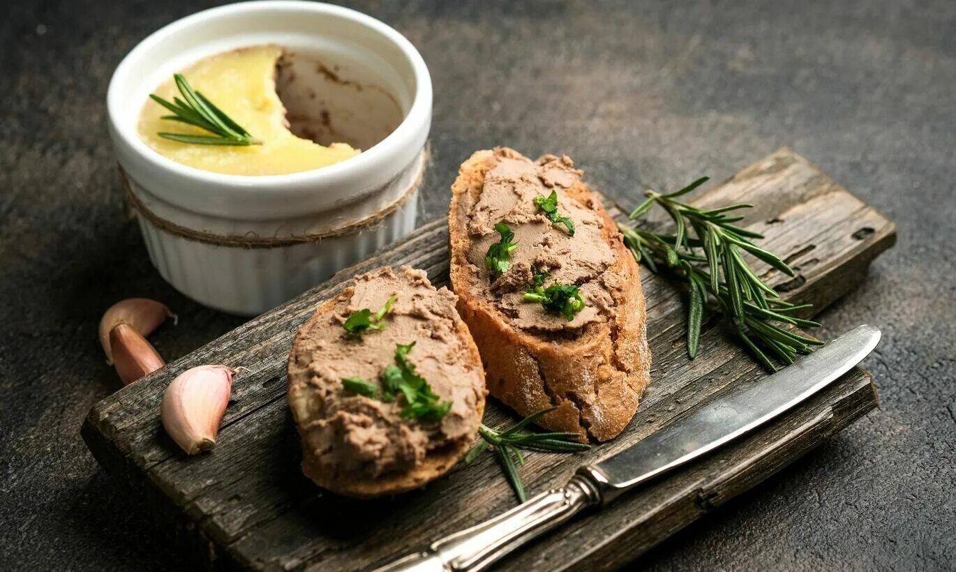 печень трески чеснок. намазка из сала с чесноком. печень трески чеснок. паштет из печени трески. печень трески на тарелке.