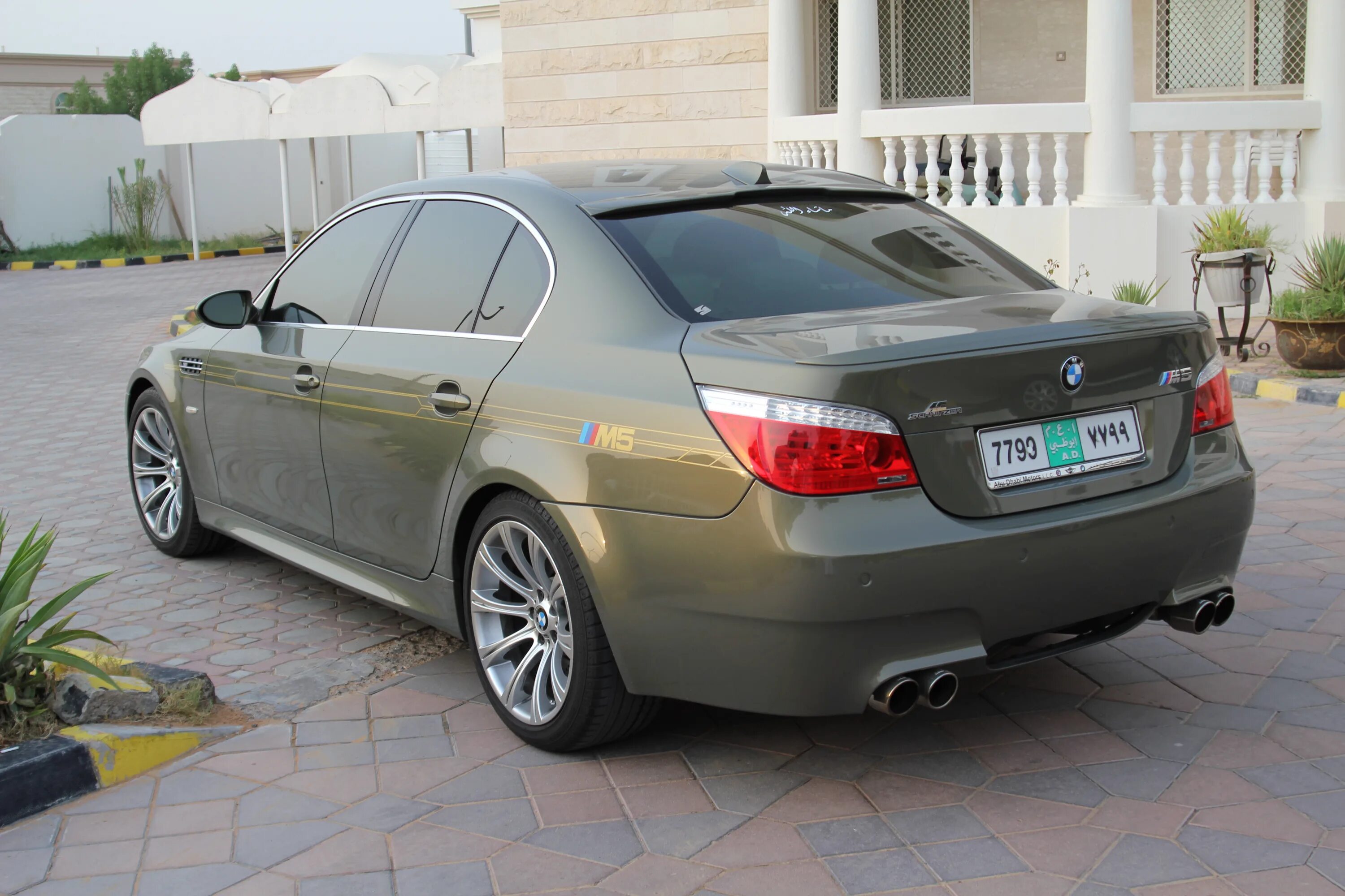 Открыть е60. БМВ 5 е60. BMW 5 e60 individual. BMW m5 e60 individual. БМВ е60 Лонг.